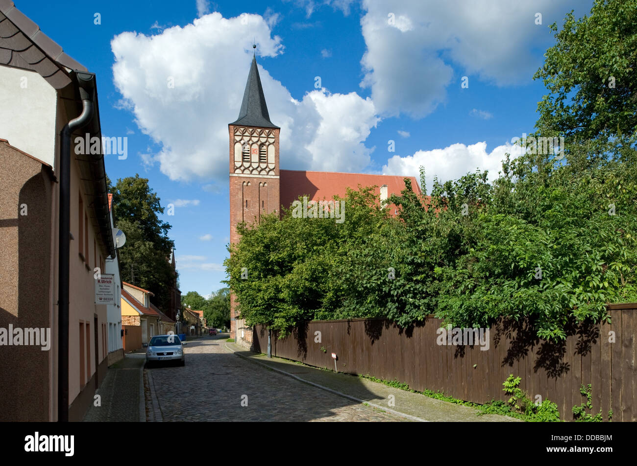 Massow / Mark, l'Allemagne, la rue de l'église avec l'église de St Sébastien Banque D'Images