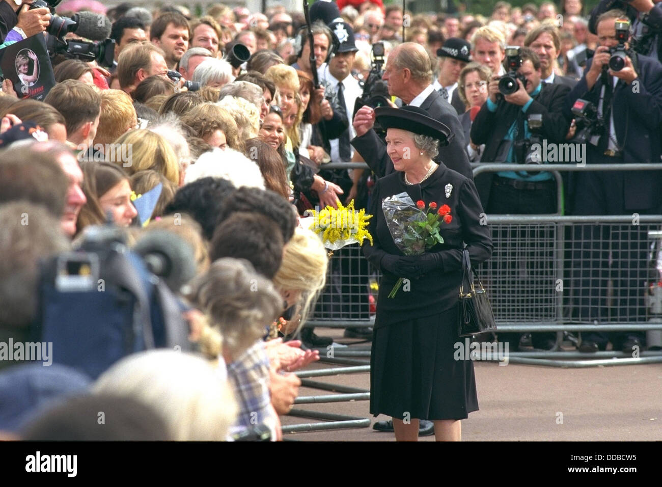 La REINE ET LE DUC D'ÉDIMBOURG VUE LES TRIBUTS FLORAUX À l'extérieur de Buckingham Palace aujourd'hui PORTÉES POUR LA PRINCESSE DIANA. Banque D'Images
