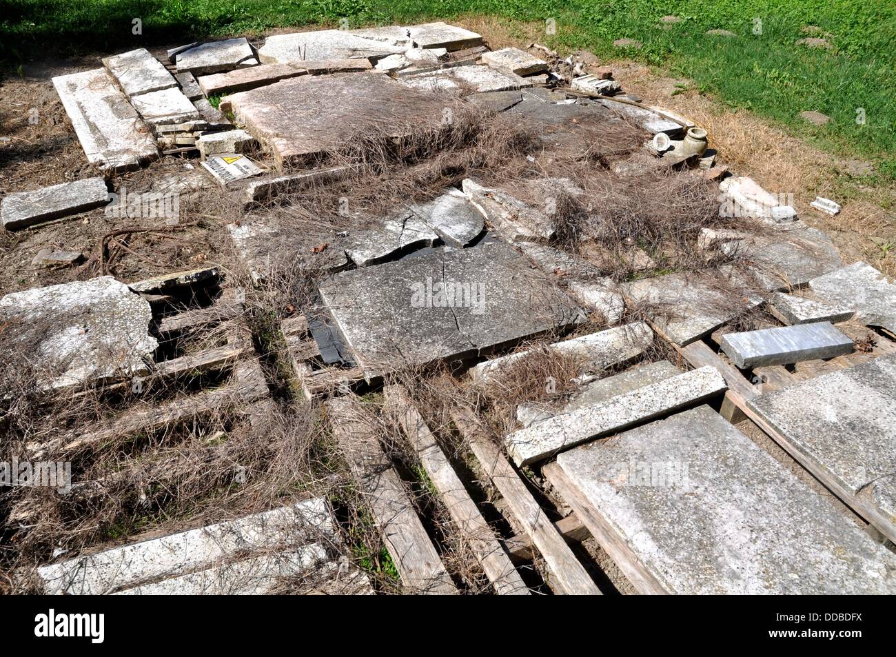 Ferrara (Italie) : anciennes tombes au cimetière juif Banque D'Images