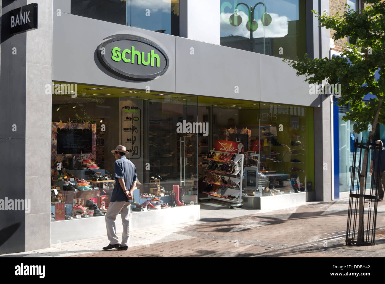 Homme regarde par la fenêtre de la détaillant de chaussures schuh, à Kingston upon Thames, Surrey, Angleterre Banque D'Images