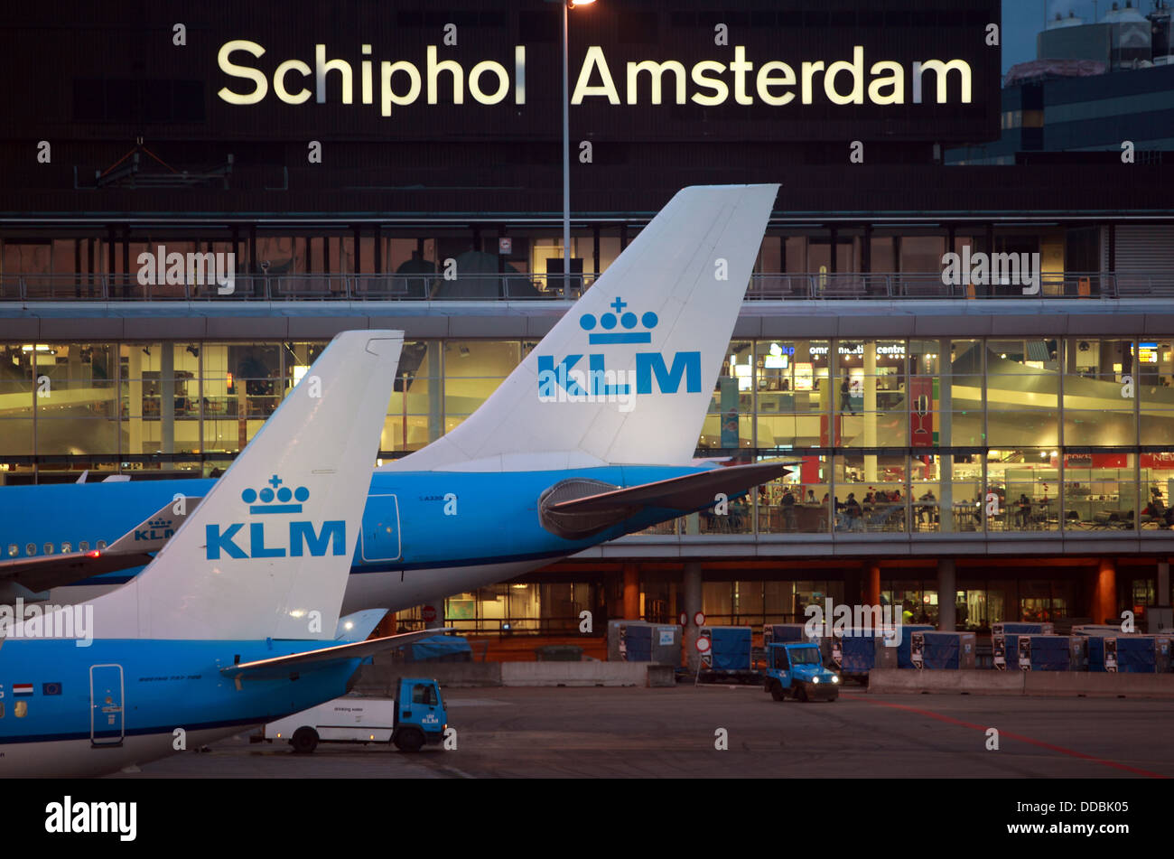 Amsterdam, Pays-Bas, l'avion de KLM à l'extérieur du terminal de l'aéroport de Schiphol Banque D'Images