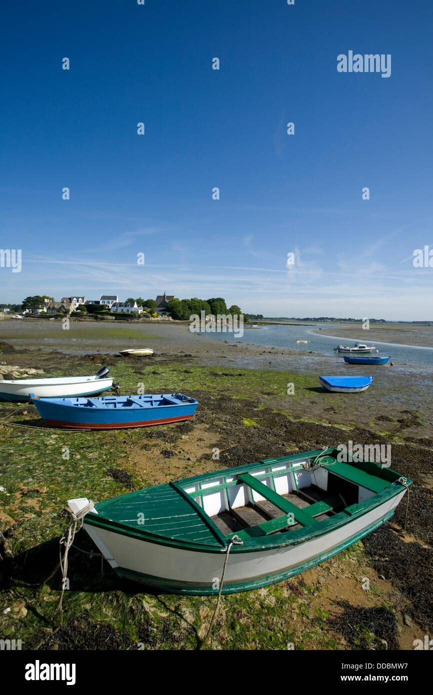 Des bateaux de pêche à marée basse dans Saint-Cadó. La rivière d'Etel.  Morbihan côte. La Bretagne. France Photo Stock - Alamy