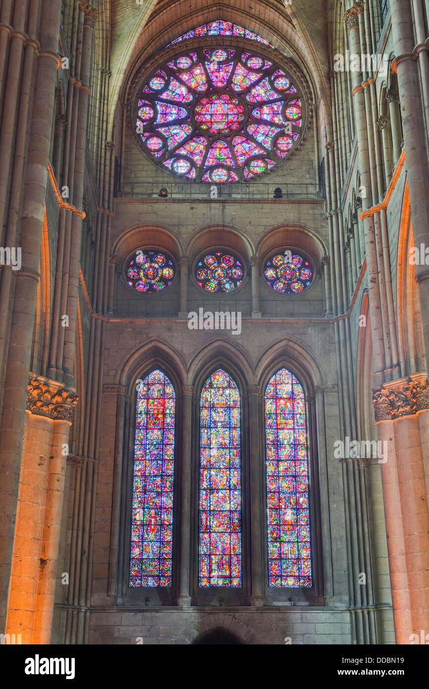 Vitraux à l'intérieur de Notre Dame de la cathédrale de Reims. Banque D'Images