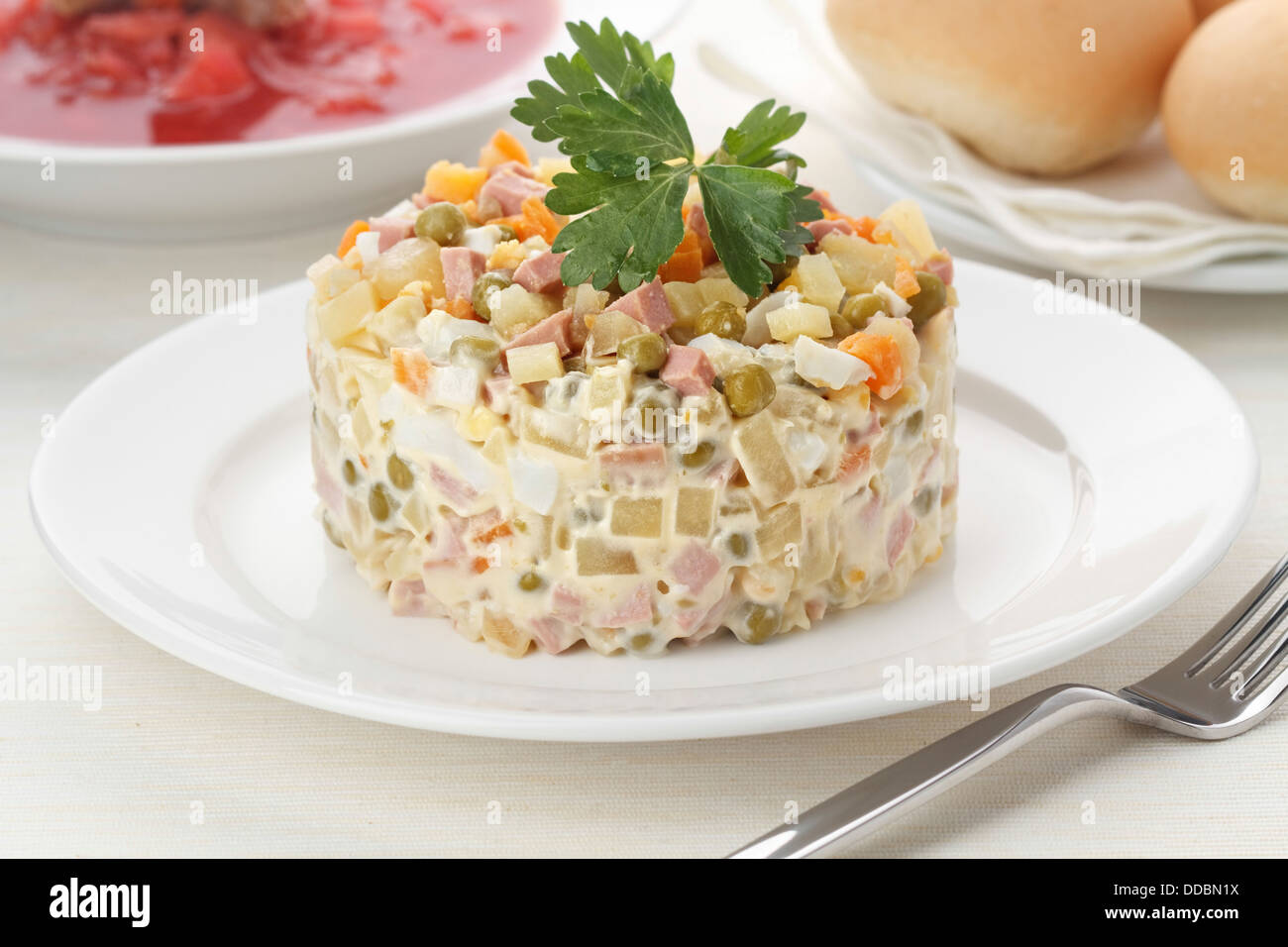 Salade traditionnelle russe pois avec olivier Banque D'Images