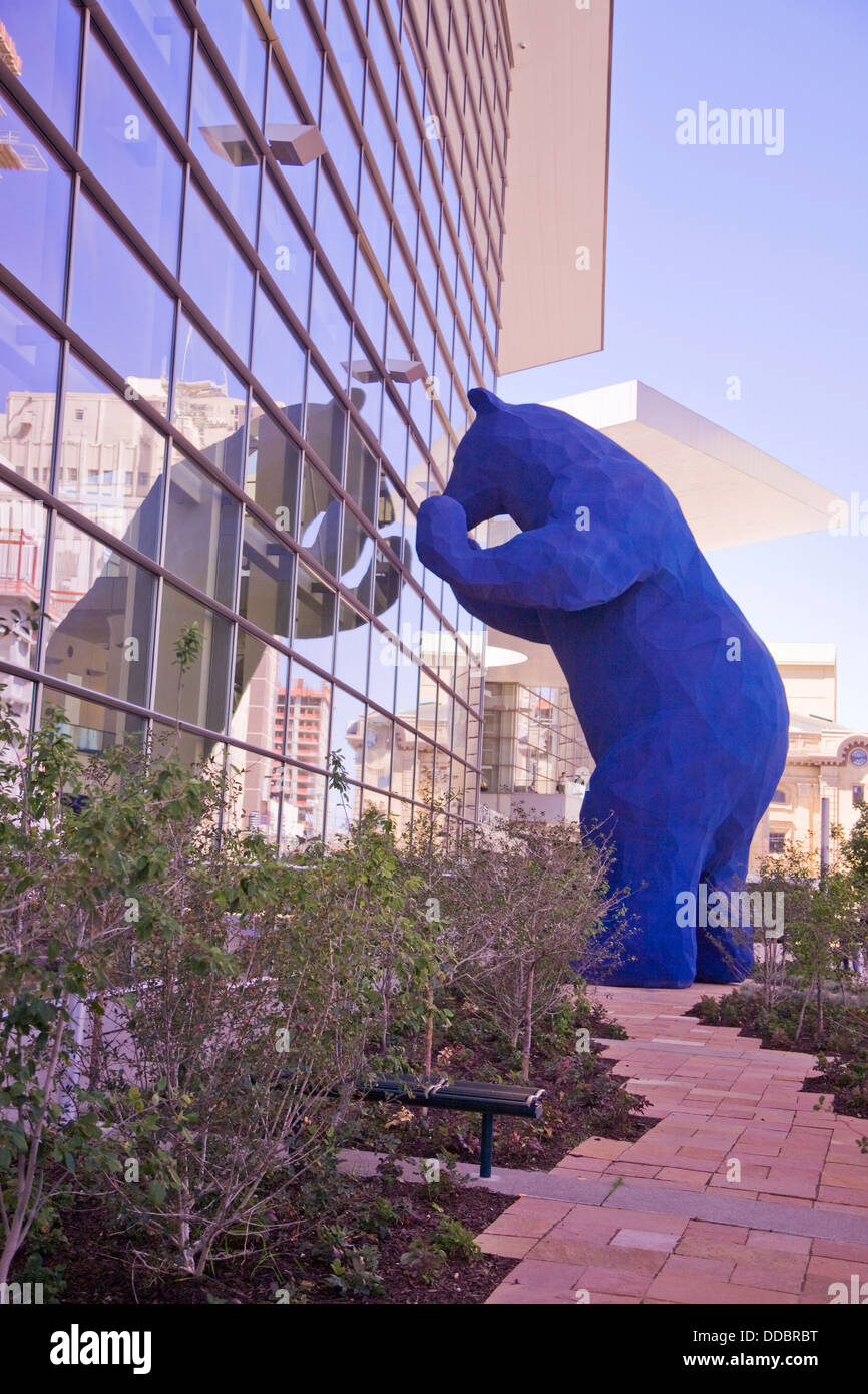 Big blue bear sculpture de Lawrence d'argent, au Colorado Convention Center, Denver, CO, USA Banque D'Images