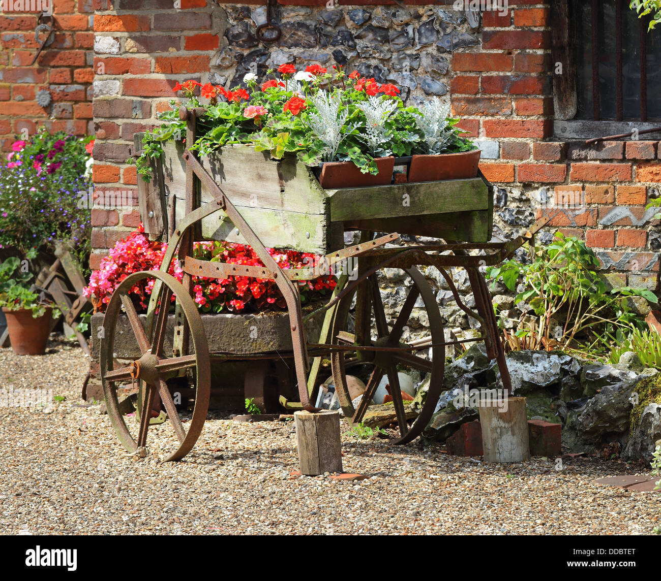 Ferme rustique panier rempli de fleurs d'été Banque D'Images