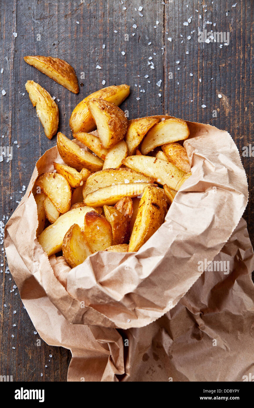 Pommes de terre frites 'country-style' en sac de papier Banque D'Images
