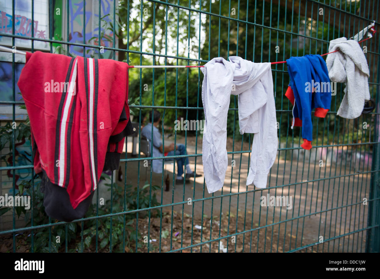 Berlin-Kreuzberg, Allemagne. Août 30, 2013. Lave-a été suspendu pour la friture en face de l'ancienne école-Gerhart-Hauptmann à Berlin-Kreuzberg, Allemagne, 30 août 2013. Les réfugiés déplacés dans le bâtiment vacant sur leur propre avec le consentement de l'arrondissement Kreuzberg en décembre 2012. Avant de déménager dans l'ancienne école, les réfugiés avaient campé à Oranienplatz et Porte de Brandebourg pendant des semaines. Les réfugiés étaient venus à Berlin de Wurtzbourg et d'autres régions à une marche de protestation. Photo : MAURIZIO GAMBARINI/dpa/Alamy Live News Banque D'Images