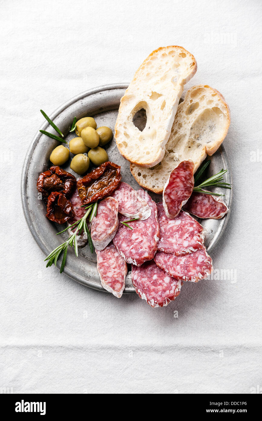 Salami italien ciabatta aux olives et Banque D'Images