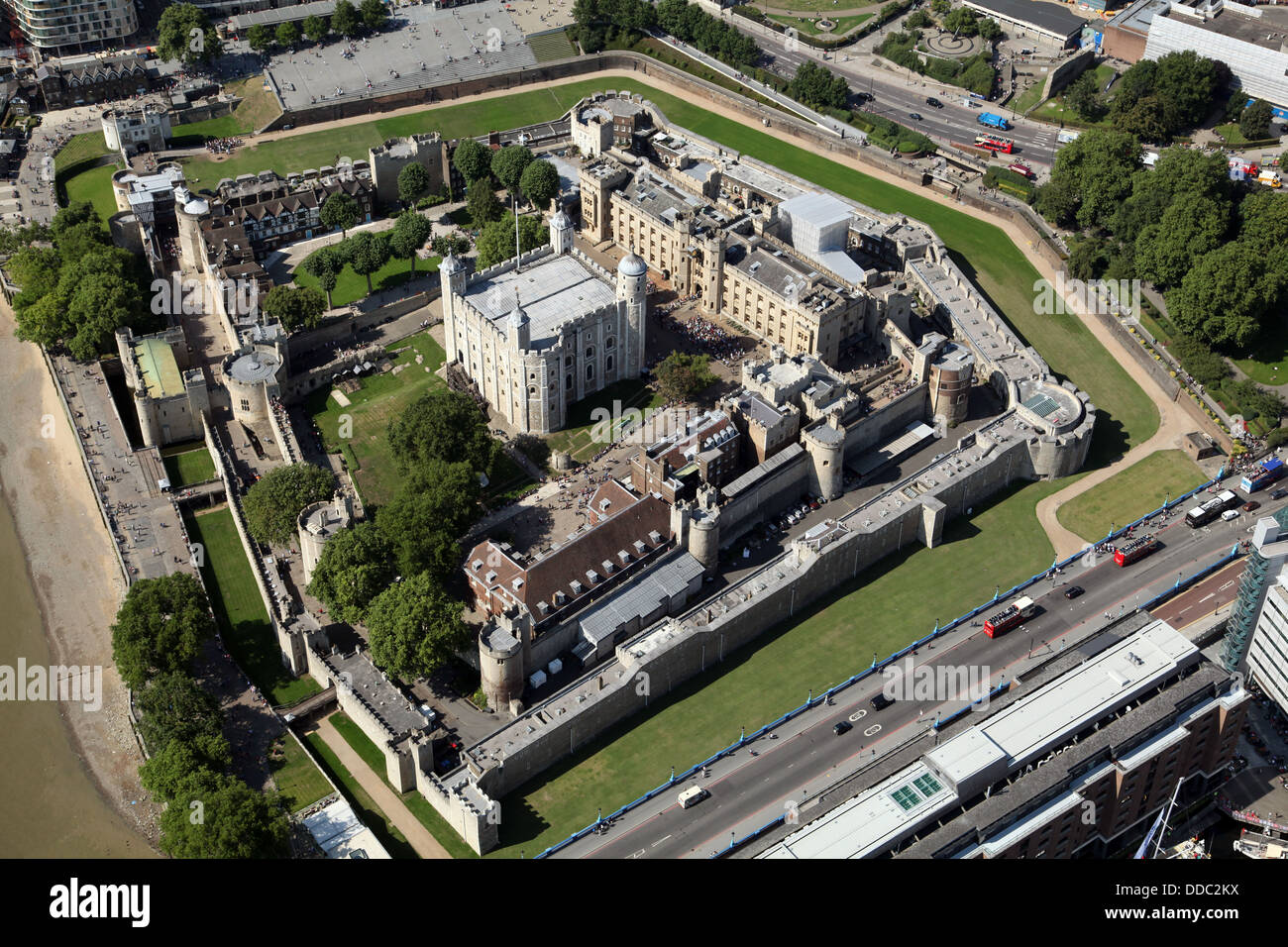 Une vue aérienne de la Tour de Londres où la couronne royale bijoux sont conservés Banque D'Images
