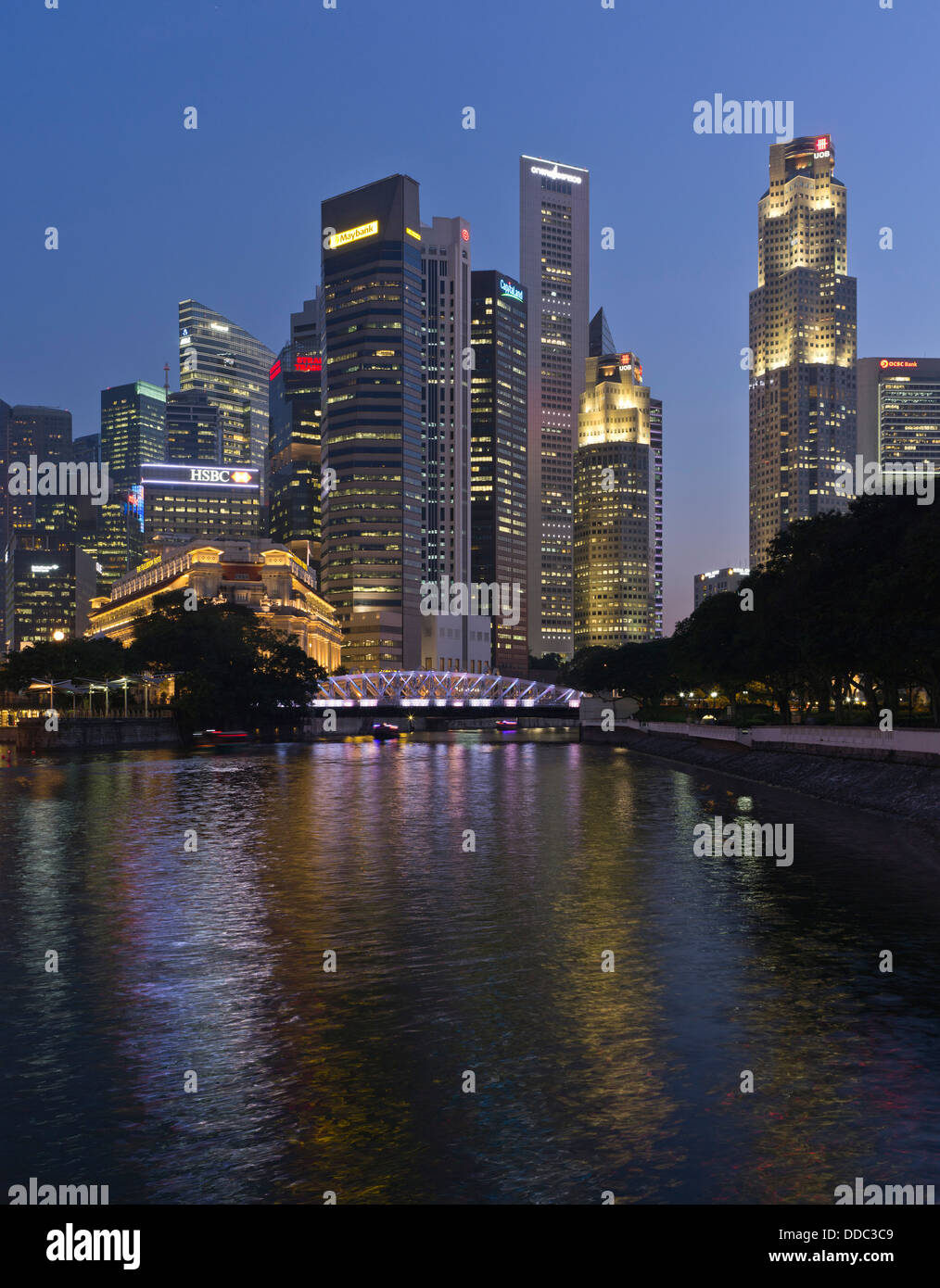 Dh Rivière Singapour ville CENTRE-VILLE SINGAPOUR Soir Nuit lumières crépuscule paysage urbain gratte-ciel gratte-ciel tour de blocs en Asie Banque D'Images