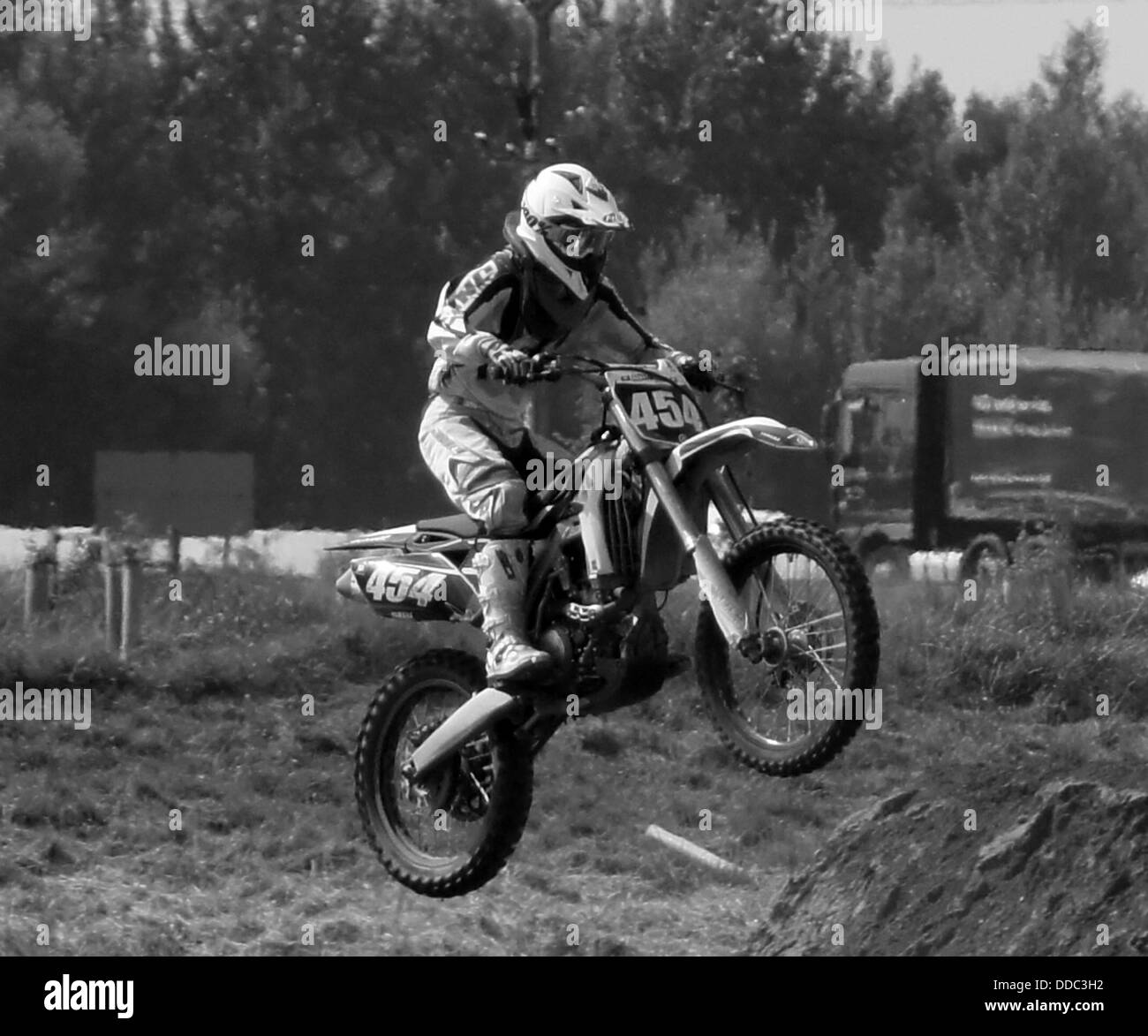 Photo noir et blanc d'un motocross bike & rider Banque D'Images
