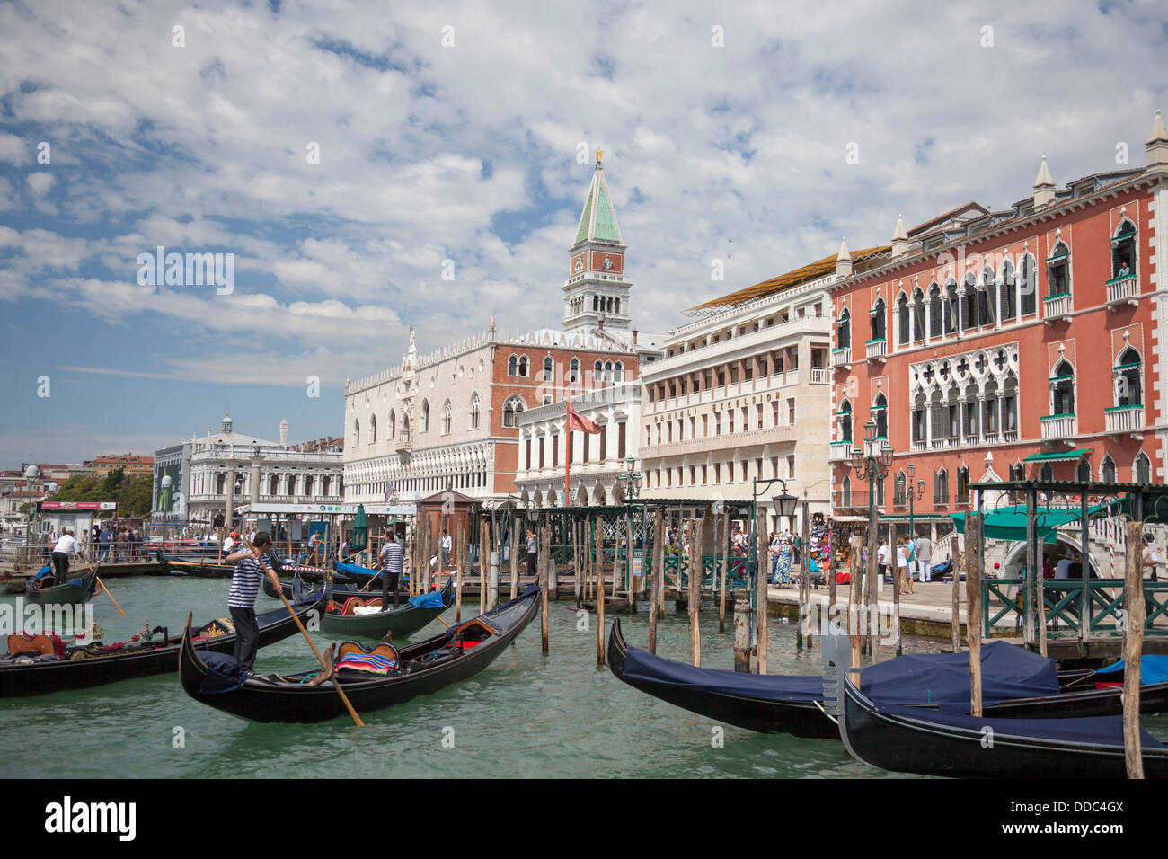 Sur le lagon, à proximité des points de départ de la Place Saint Marc à bord sur les gondoles et vaporetti (Venise - Italie). Banque D'Images