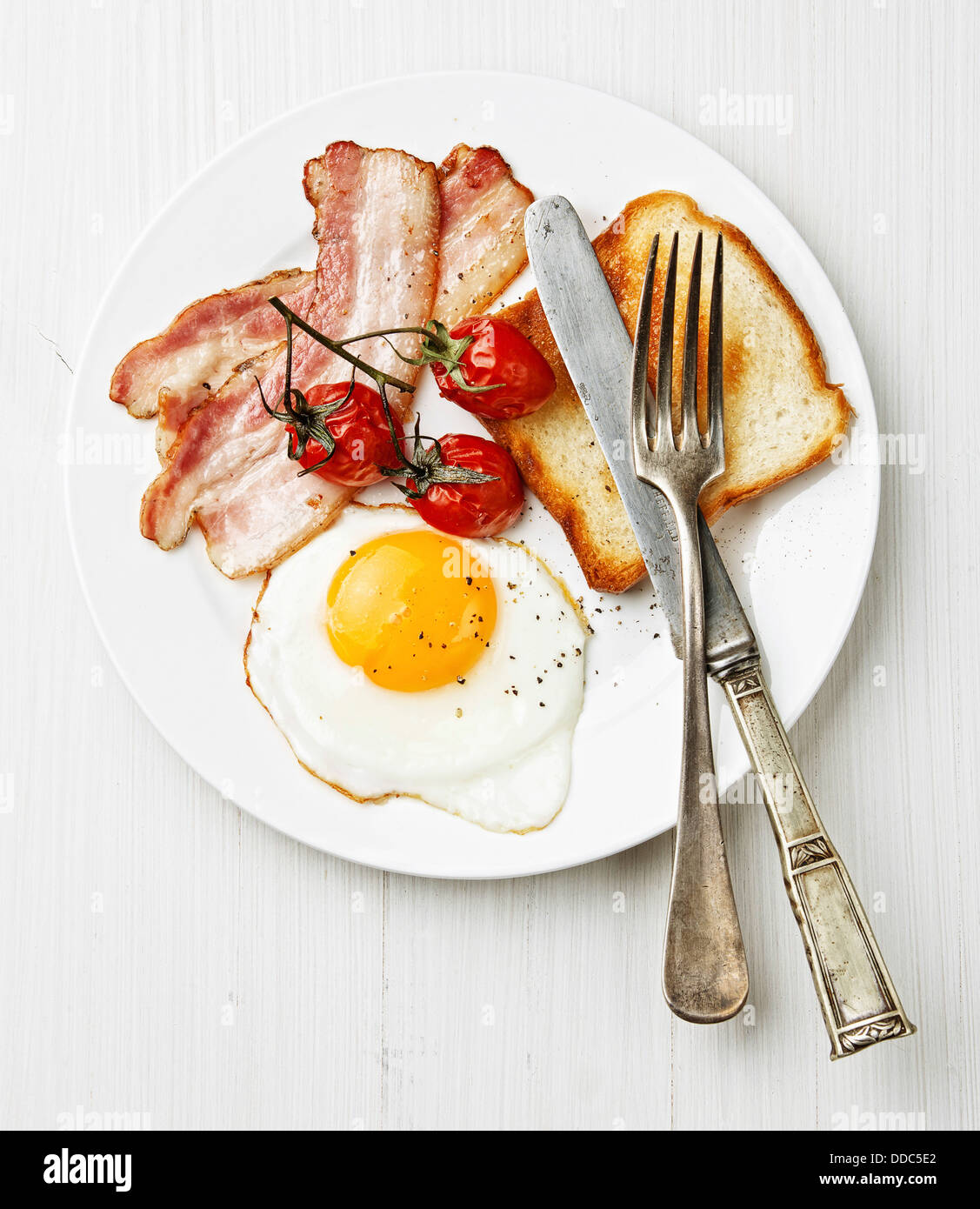 Le petit-déjeuner avec des oeufs au plat et du bacon sur la plaque Banque D'Images