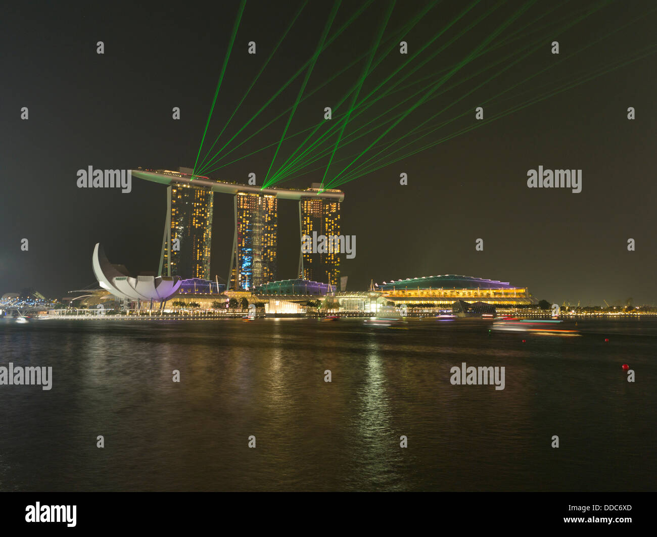 dh Marina Bay Sands lasers MARINA BAY SINGAPORE laser show Night lumières de soirée afficher des faisceaux lumineux lasers sable Banque D'Images