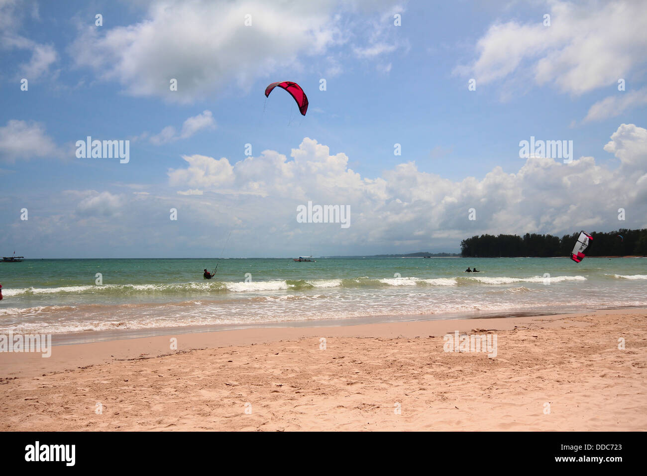 Le kite surf dans la mer d'Andaman, Nai Yang Beach, Phuket Thaïlande Banque D'Images