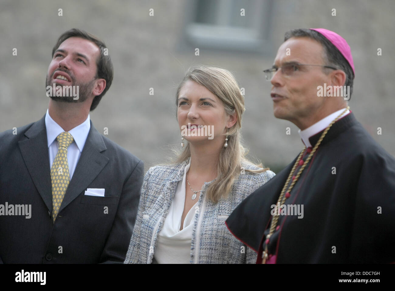 Limburg an der Lahn, Allemagne. Août 30, 2013. Mgr Franz-Peter Tebartz-van Elst (R) parle au Prince Guillaume de Luxembourg et son épouse Stéphanie à Limburg an der Lahn, Allemagne, 30 août 2013. Le couple Luxembourg visité plusieurs endroits dans la région de Hesse. Photo : FREDRIK VON ERICHSEN/dpa/Alamy Live News Banque D'Images