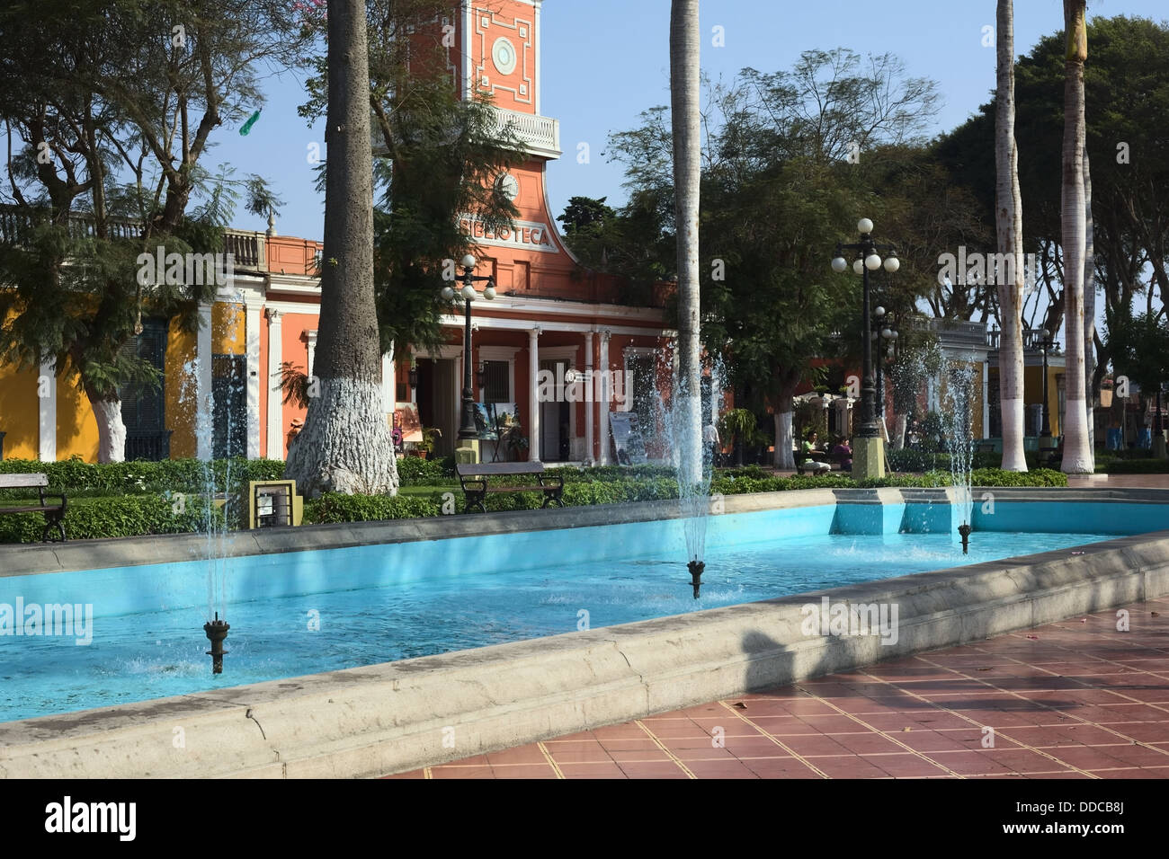 Parque Municipal avec une fontaine à l'avant et le bâtiment appelé Biblioteca dans le dos dans Barranco, Lima, Pérou Banque D'Images