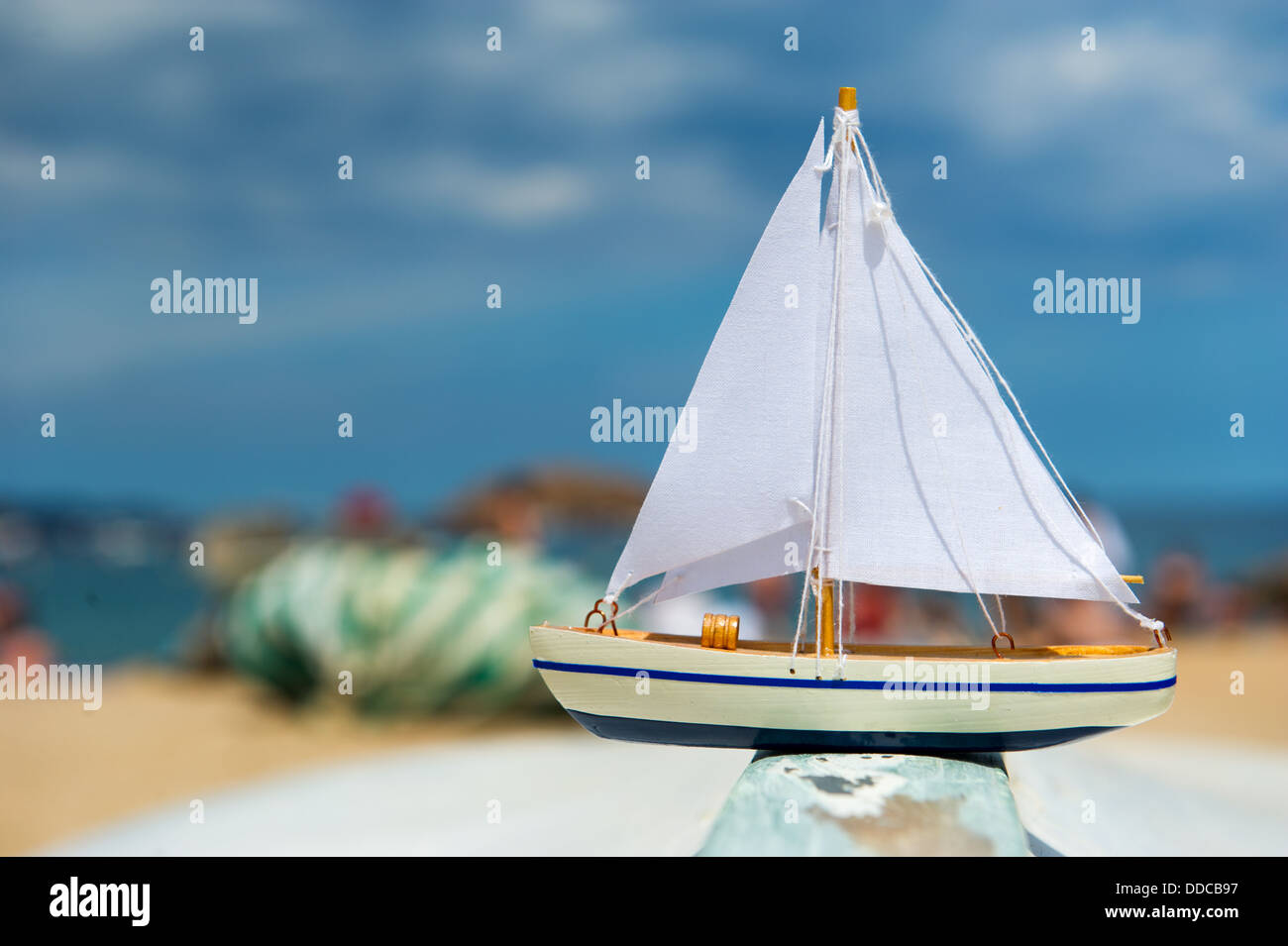 Saill jouet bateau à la plage Banque D'Images