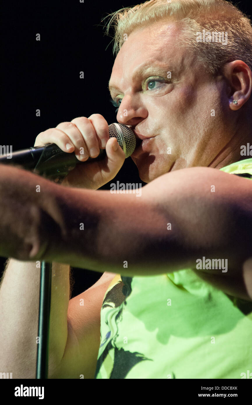 LINCOLN, CA - le 24 août : l'effacement Andy Bell procède à l'appui de la Regeneration Tour à Thunder Valley Casino Resort de Lincoln, en Californie le 24 août 2012 Banque D'Images