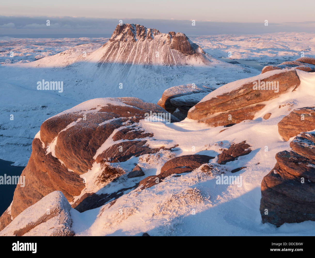 La vue vers le nord, en direction de la Stac Pollaidh sommet hiver de Sgorr Tuath, Inverpolly, Highlands, Scotland UK Banque D'Images