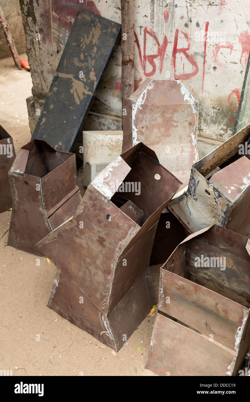 Du Forgeron, où sont fabriqués les défonceuses du sol, près de Kaolack, Sénégal. En attendant les trémies assemblée générale. Banque D'Images