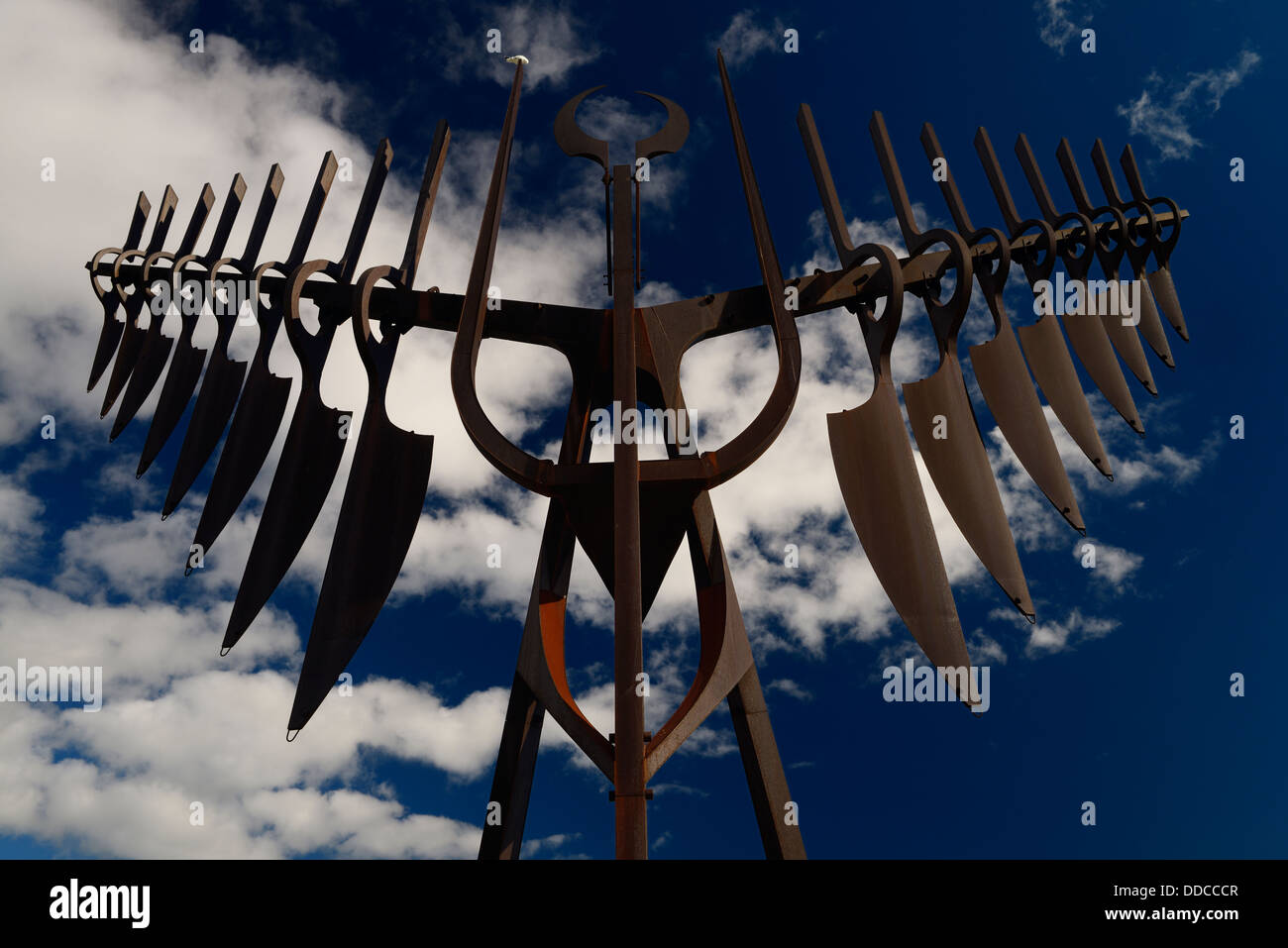 Soleil du matin sur la sculpture Spirit Catcher à Barrie, Ontario Canada contre un ciel bleu avec des nuages Banque D'Images