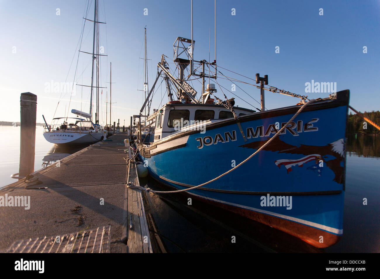 Bateau de pêche et bateau à voile lié jusqu'à la station d'en dans le sud-ouest de Port, Mount Desert Island, dans l'état du Maine, USA Banque D'Images