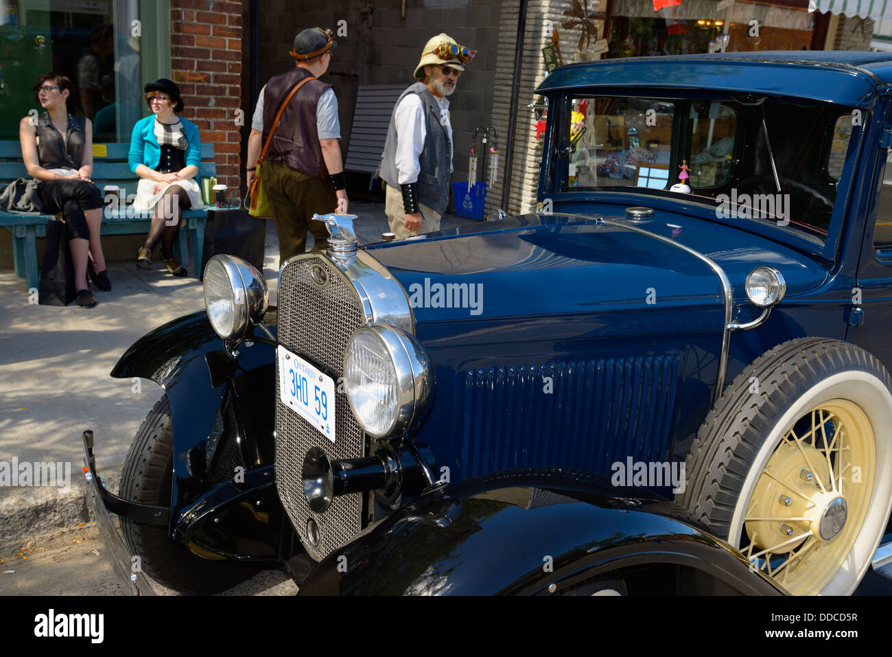 Les habitants habillés pour le festival steampunk dans les rues de Coldwater (Ontario) et un ancien modèle A de Ford Banque D'Images