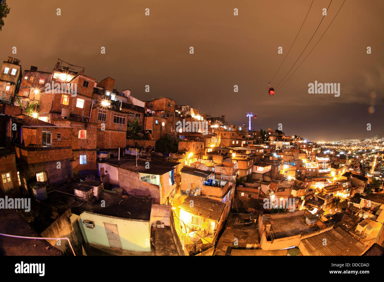 Télécabine construite par le groupe Leitner-Poma couvre maintenant le Complexo do Alemao favela de Rio, permettant aux résidants un trajet plus rapide Banque D'Images