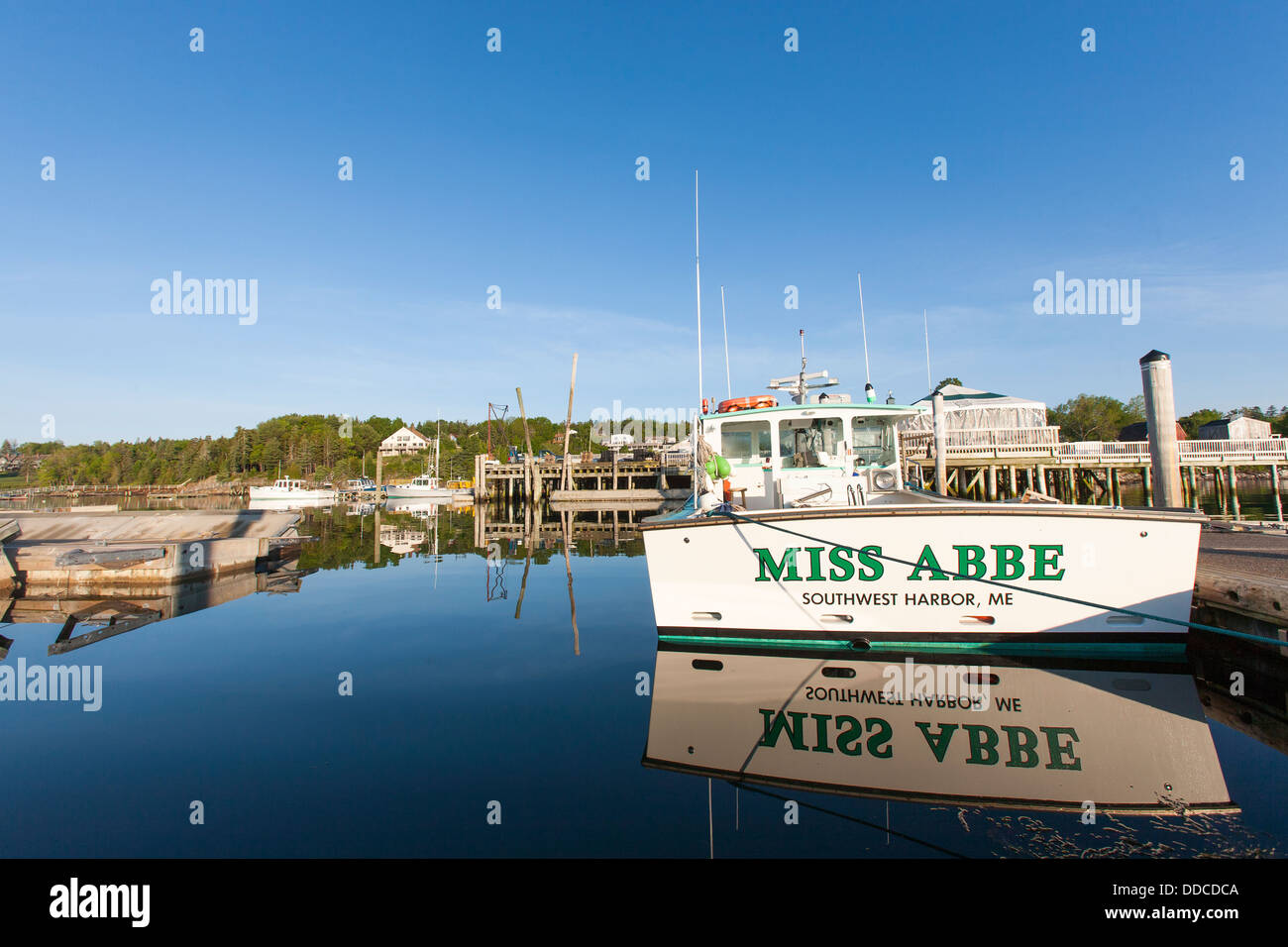 Bateau de pêche en réflexion lié jusqu'à la station d'en dans le sud-ouest de Port, Mount Desert Island, dans l'état du Maine, USA Banque D'Images