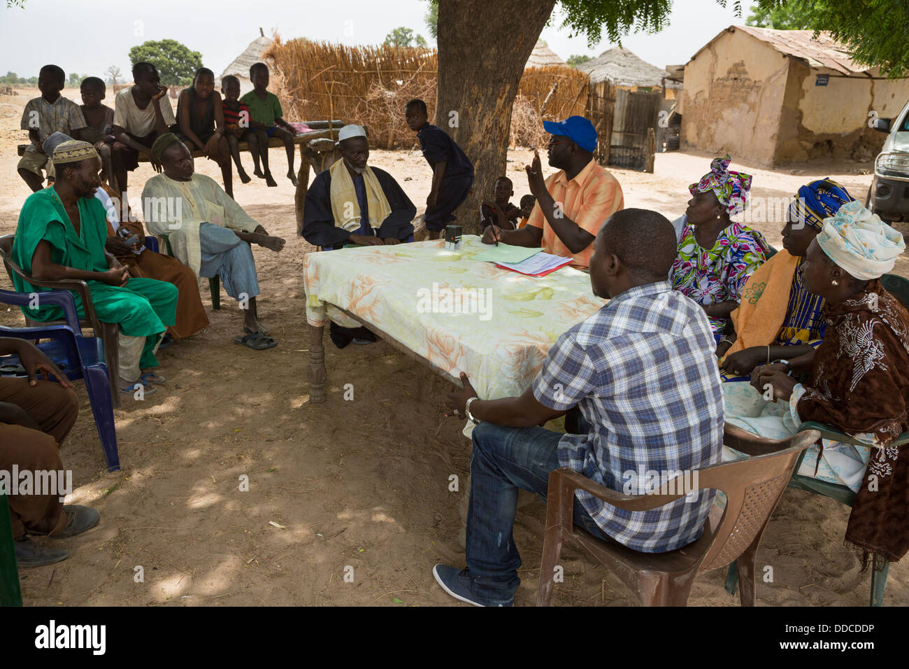 Une réunion de microcrédit à Djilor, un village Wolof, près de Kaolack, Sénégal. Banque D'Images