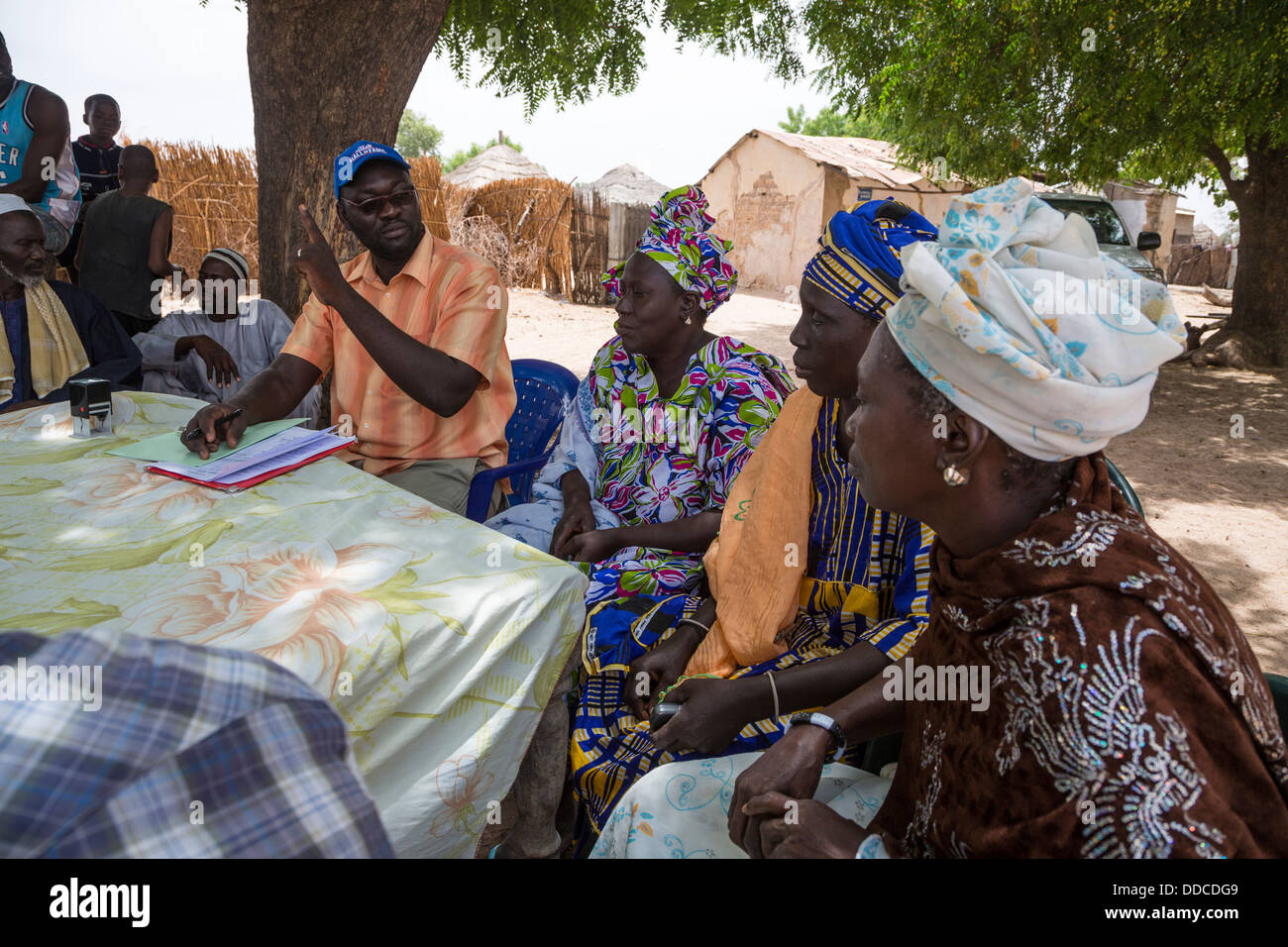 Une réunion de microcrédit à Djilor, un village Wolof, près de Kaolack, Sénégal. Banque D'Images