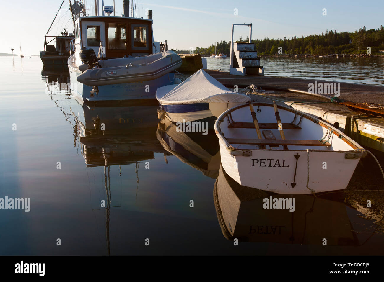 Les bateaux de pêche et de l'aviron yole lié jusqu'à la station d'en dans le sud-ouest de Port, Mount Desert Island, dans l'état du Maine, USA Banque D'Images
