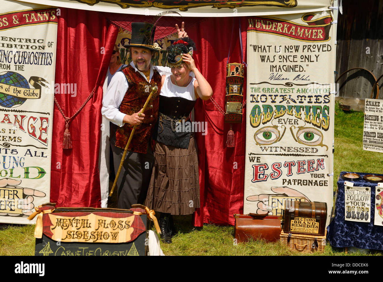 Sideshow illusionniste et assistant à Coldwater Canadiana Heritage Museum steampunk festival Ontario Canada Banque D'Images