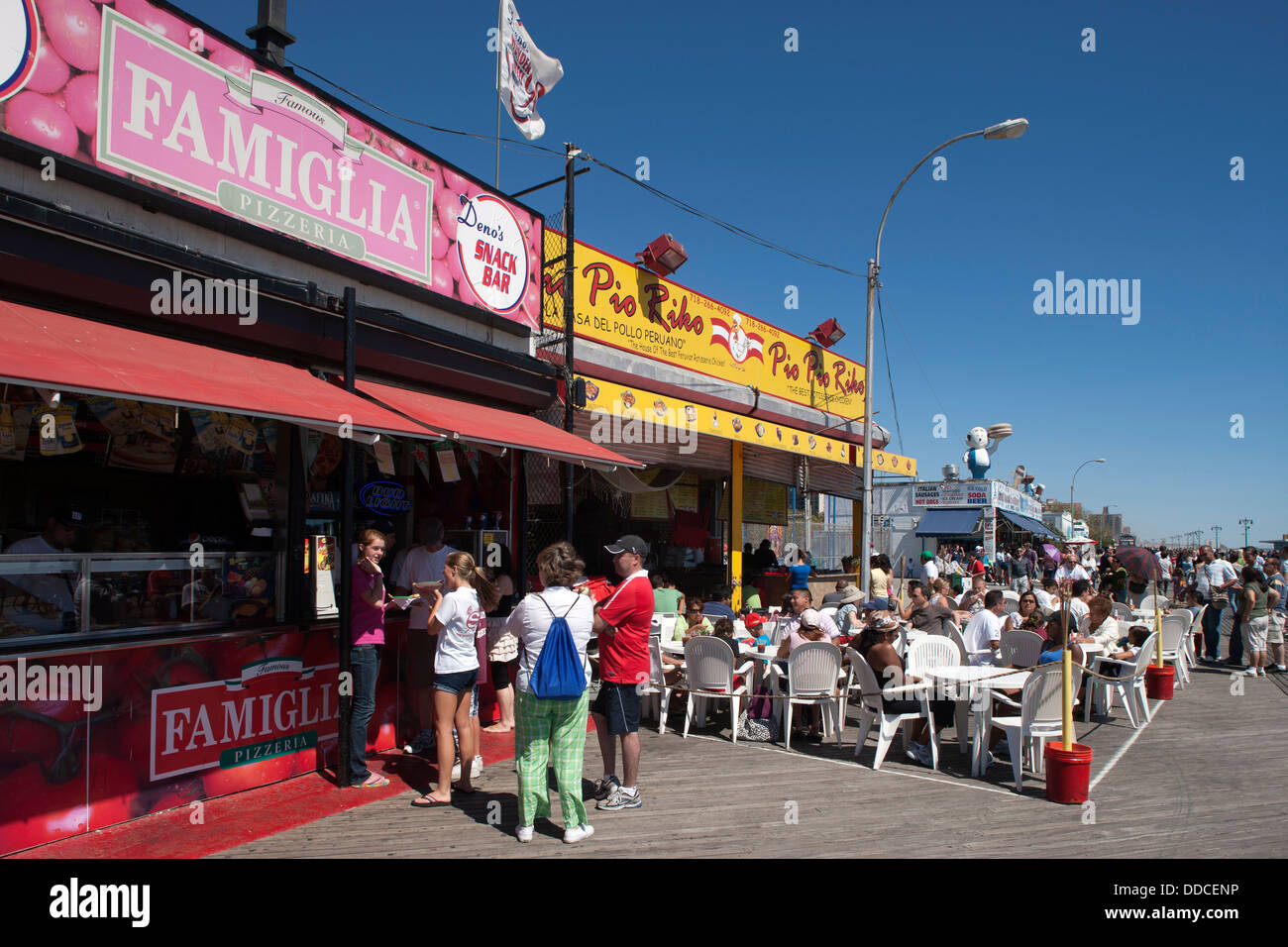 Les cafés en plein air PROMENADE CONEY ISLAND BROOKLYN NEW YORK USA Banque D'Images