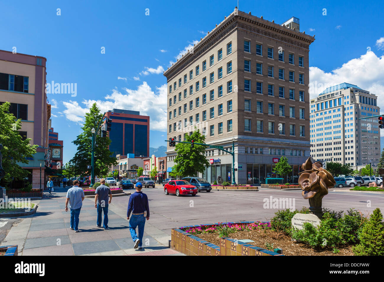 N Tejon Street à l'intersection de la E 4610 Ave dans le centre-ville de Colorado Springs, Colorado, États-Unis Banque D'Images