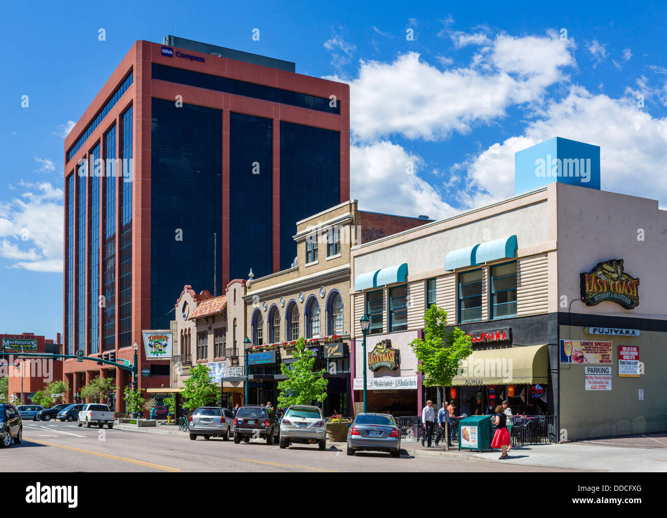Boutiques et restaurants sur N Tejon Street à l'intersection de la E 4610 Ave dans le centre-ville de Colorado Springs, Colorado, États-Unis Banque D'Images