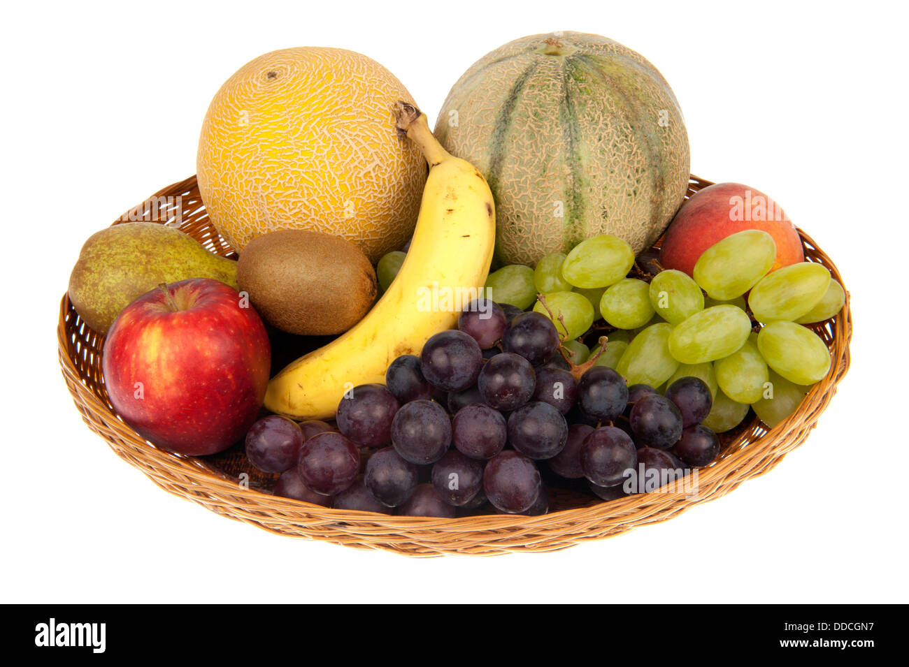 Grand panier de fruits à la banane, pomme, kiwi, nectarine, pêche, poire, melon, raisin vert et bleu Banque D'Images