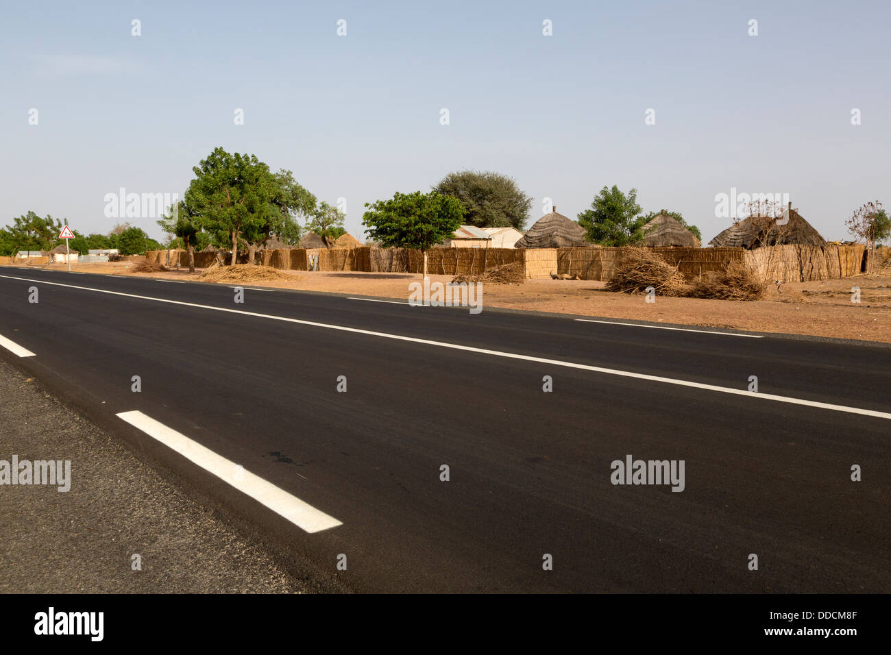 À côté de village sénégalais moderne autoroute entre Kaolack et Tambacounda, Sénégal. Banque D'Images