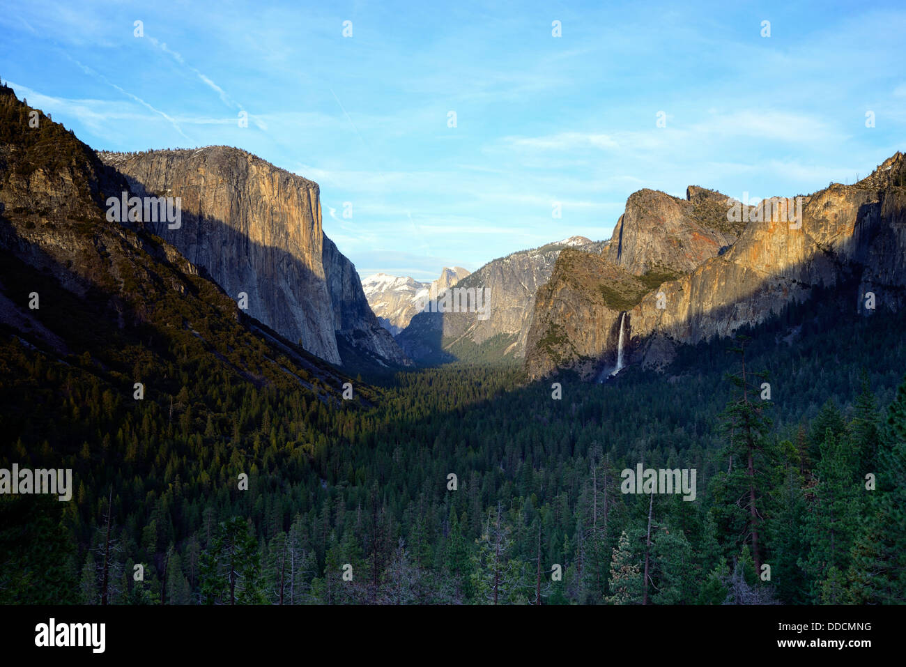 La vallée Yosemite vu de vue de tunnel avec El Capitan et half dome Bridalveil Falls Banque D'Images