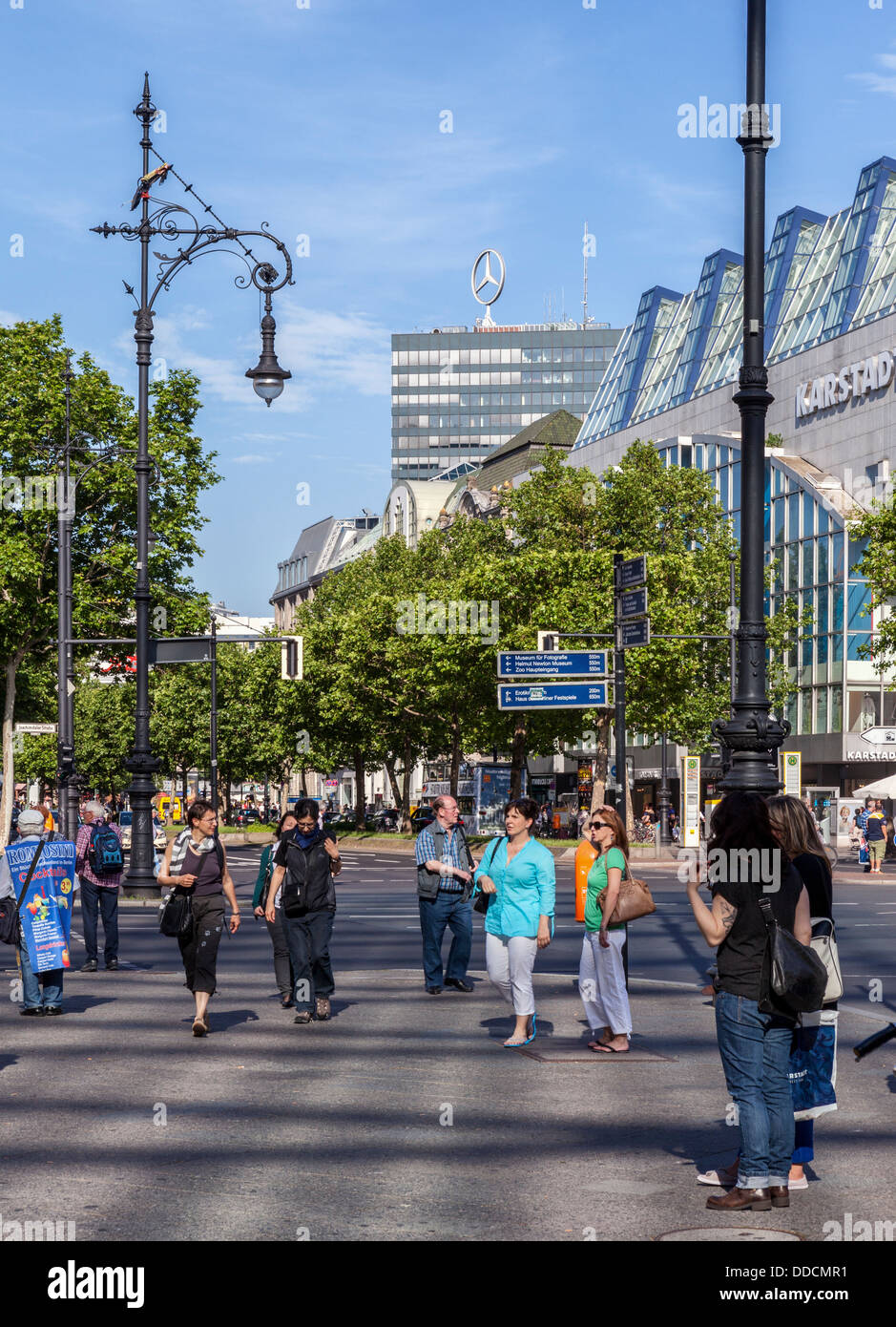 Les gens shopping à Karstad store et autres magasins dans les magasins de Berlin, Kurfürstendamm Banque D'Images