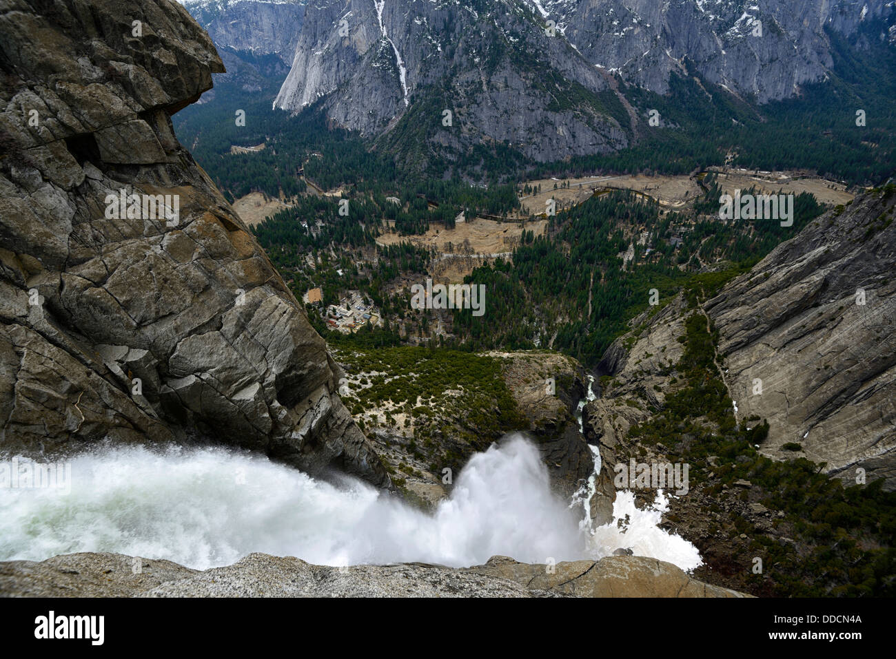 Vue depuis le haut de la région de yosemite falls cascade chute précipice valley scenic view Banque D'Images