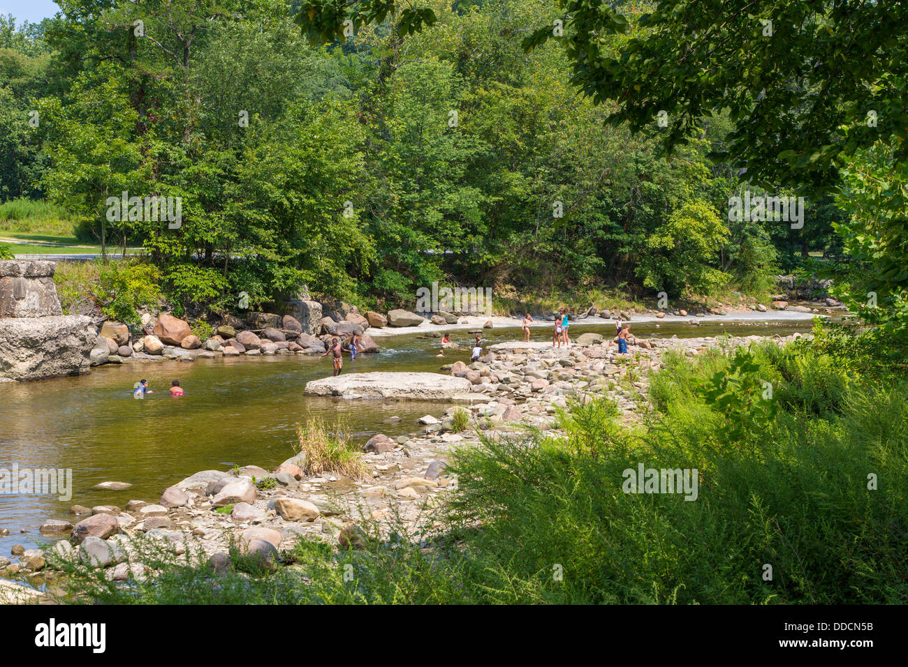 Les personnes bénéficiant de Tinkers Creek dans le parc national de Cuyahoga Valley en Ohio aux États-Unis Banque D'Images