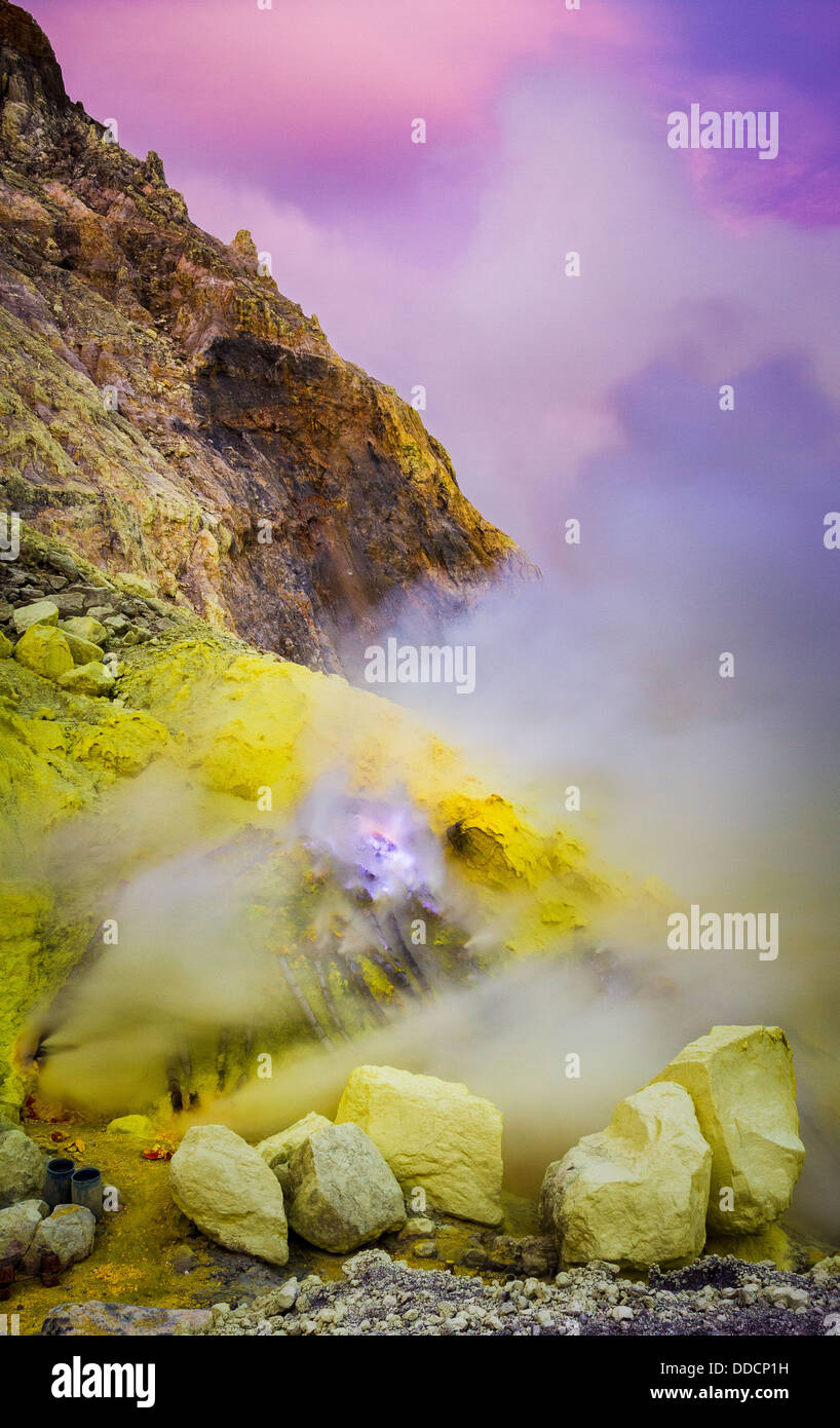 L'extraction du soufre et le bleu l'incendie de Kawah Ijen - soufre liquide, l'Est de Java, Indonésie Banque D'Images