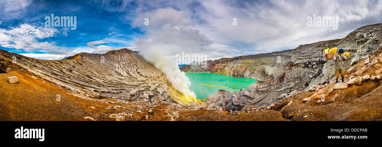 Ijen Crater, mine de soufre et d'acide - Panorama du lac Kawah Ijen, Java Est, Indonésie Banque D'Images