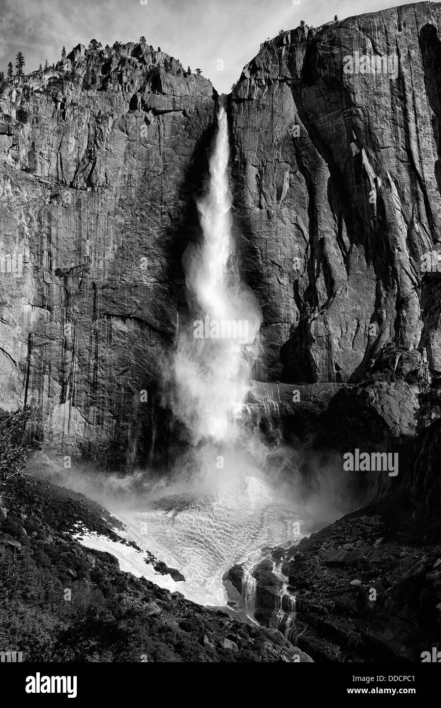 Upper yosemite falls cascade wispy parc national Yosemite apparence icône emblématique de l'image noir et blanc Banque D'Images