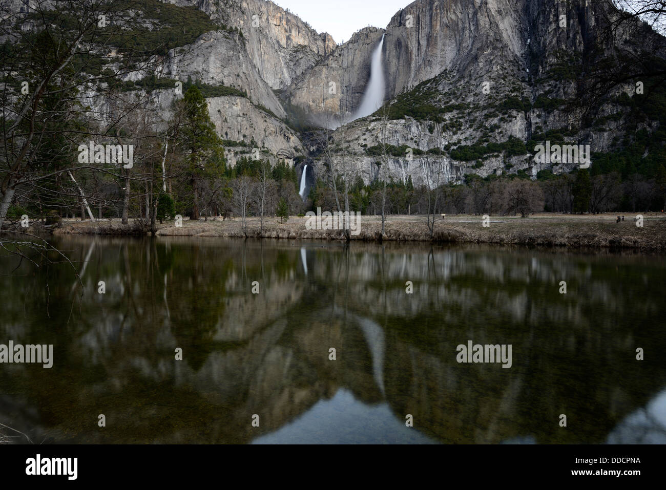 Lever du soleil tôt le matin à travers les danses d'écumage lumière yosemite falls cascade supérieure wispy apparence Yosemite National Park Banque D'Images