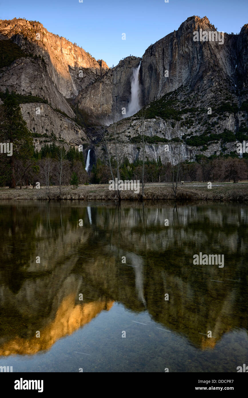 Lever du soleil tôt le matin à travers les danses d'écumage lumière yosemite falls cascade supérieure wispy apparence Yosemite National Park Banque D'Images