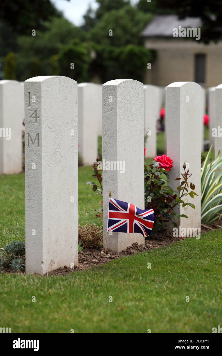 Battant pavillon britannique à la base d'une tombe dans le cimetière britannique, BAyeux, Normandie, France Banque D'Images